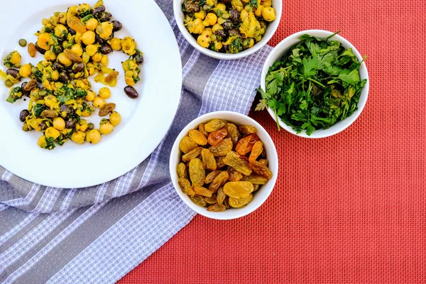 Ensalada vegetariana saludable de garbanzos y frijoles de verano Dahl —  Fotos de Stock