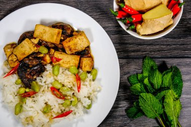 Pirinç Ile sağlıklı yapışkan teriyaki tofu