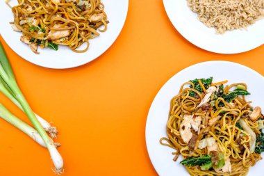 Çin Usulü Tavuk Chow Mein Yemek