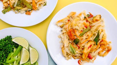 Asya Tarzı Tavuk Pad Tay Yemeği