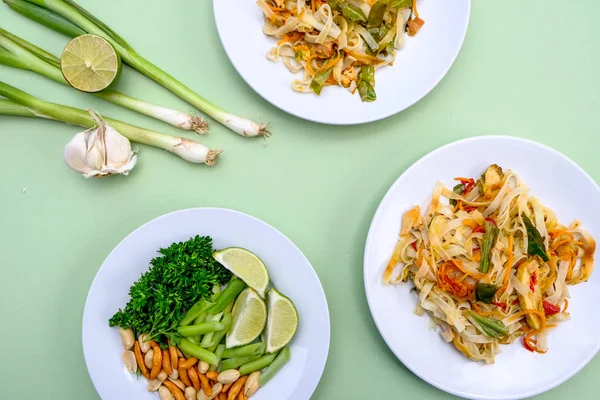 Asiatisch style chicken pad thailändisches mehl — Stockfoto