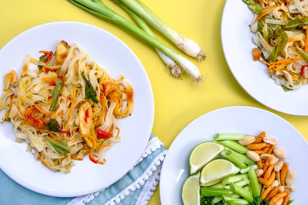 Asiatisch style chicken pad thailändisches mehl — Stockfoto