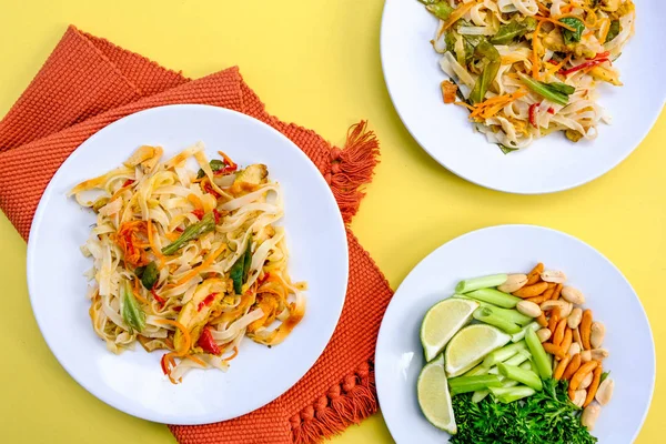 Asiatisch style chicken pad thailändisches mehl — Stockfoto