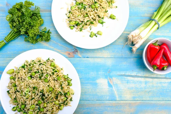 Arroz integral vegetariano saudável e legumes agitar fritar — Fotografia de Stock