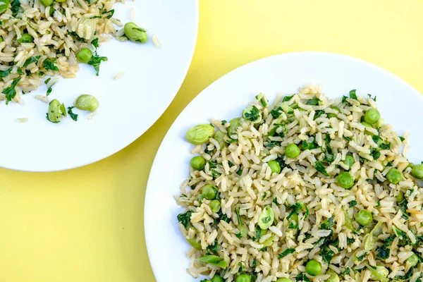 Friture brune végétarienne saine de riz et de légumes — Photo