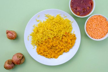 Pillau Rice ile Hint Tarzı Vejetaryen Tarka Dal