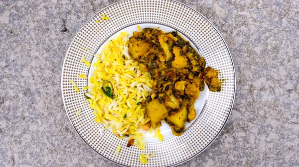 อินเดียสไตล์มังสวิรัติ Aloo Gobi Saag กับข้าว — ภาพถ่ายสต็อก