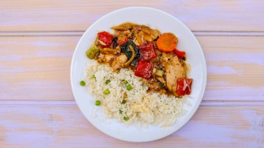 Pirinç ile Çin Tarzı Tavuk ve Zencefil