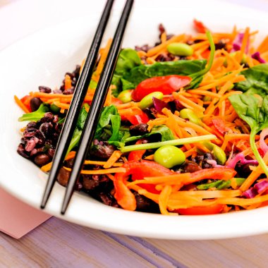 Sağlıklı Japon Tarzı Vejetaryen Gökkuşağı Salatası