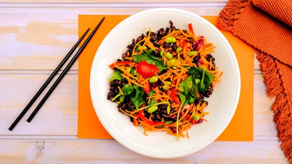 Ensalada de arco iris vegetariana estilo japonés saludable —  Fotos de Stock