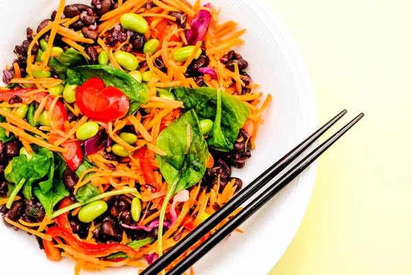 Salada de arco-íris vegetariano de estilo japonês saudável — Fotografia de Stock