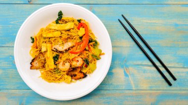 Yumurta Kızarmış Pilav ile Singapur Noodles