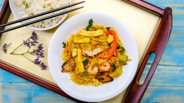 Yumurta Kızarmış Pilav ile Singapur Noodles