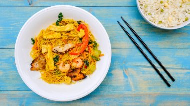 Yumurta Kızarmış Pilav ile Singapur Noodles