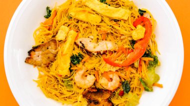 Yumurta Kızarmış Pilav ile Singapur Noodles