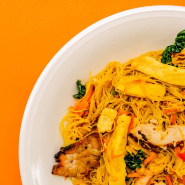 Yumurta Kızarmış Pilav ile Singapur Noodles