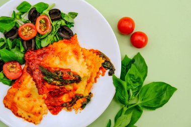 İtalyan Usulü Ispanak ve Ricotta Ravioli Yemeği