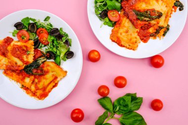 İtalyan Usulü Ispanak ve Ricotta Ravioli Yemeği