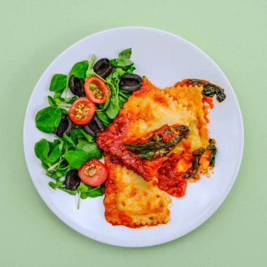 İtalyan Usulü Ispanak ve Ricotta Ravioli Yemeği