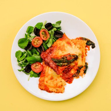 İtalyan Usulü Ispanak ve Ricotta Ravioli Yemeği