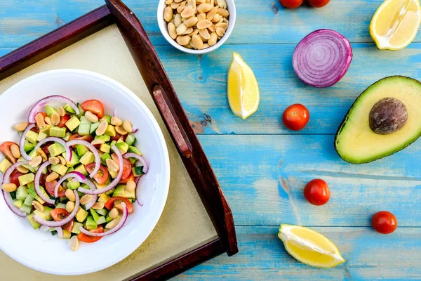 Salade fraîche d'avocat d'été et d'arachide — Photo