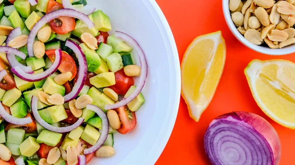 Ensalada fresca de verano de aguacate y cacahuete —  Fotos de Stock