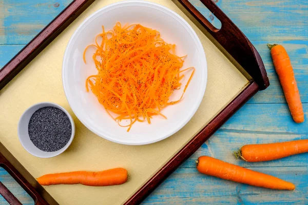 Insalata di carote grattugiate fresche e semi di papavero — Foto Stock