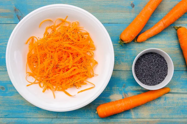 Frisch geriebener Karotten- und Mohnsalat — Stockfoto