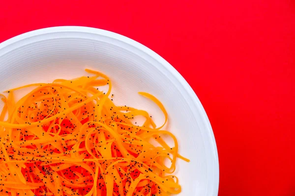 Ensalada de zanahoria rallada fresca y semillas de amapola —  Fotos de Stock