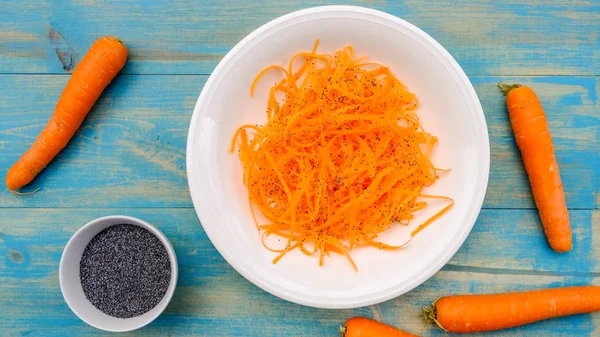 Frisch geriebener Karotten- und Mohnsalat — Stockfoto