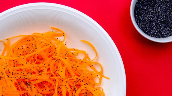 Ensalada de zanahoria rallada fresca y semillas de amapola —  Fotos de Stock