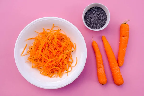 Verse geraspte wortel en klaproos zaad salade — Stockfoto