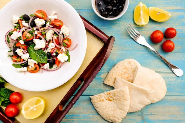 Feta-Käse nach griechischer Art und frischer Salat — Stockfoto