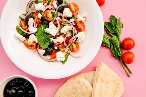 Yunan Usulü Beyaz Peynir ve Taze Salata — Stok fotoğraf