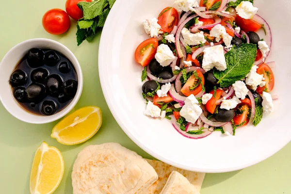 Feta-Käse nach griechischer Art und frischer Salat — Stockfoto