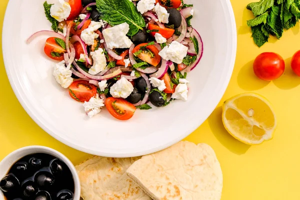 Feta-Käse nach griechischer Art und frischer Salat — Stockfoto