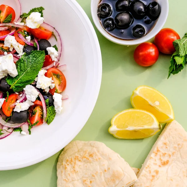 Feta-Käse nach griechischer Art und frischer Salat — Stockfoto