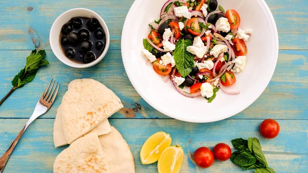 Feta-Käse nach griechischer Art und frischer Salat — Stockfoto