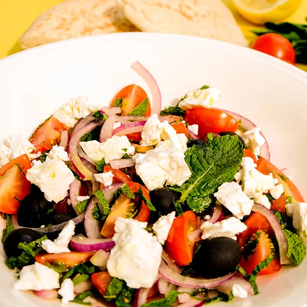 Queijo Feta estilo grego e salada fresca — Fotografia de Stock