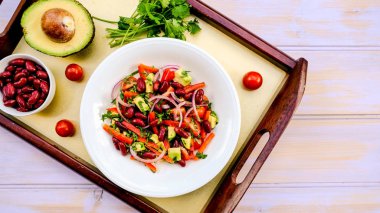 Vejetaryen Avokado ve Barbunya Yaz Salatası