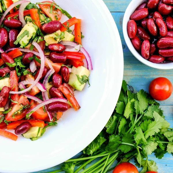 Vegetariánská avokáda a ledviny letní salát — Stock fotografie