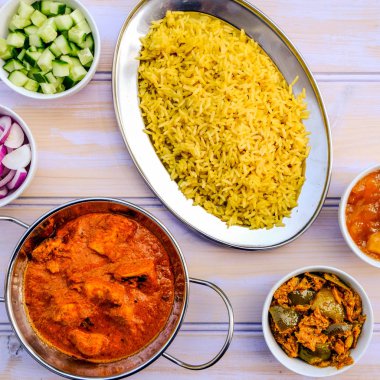 Hint Usulü Tereyağı Tavuk Köri ve Pirinç