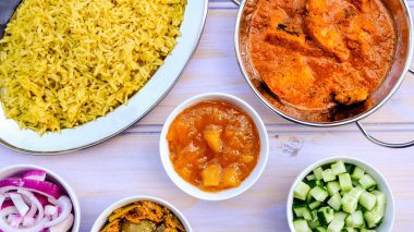 Hint Usulü Tereyağı Tavuk Köri ve Pirinç