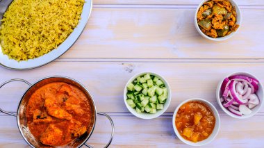 Hint Usulü Tereyağı Tavuk Köri ve Pirinç