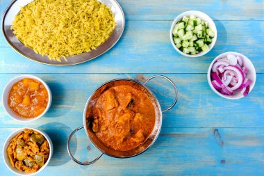 Hint Usulü Tereyağı Tavuk Köri ve Pirinç