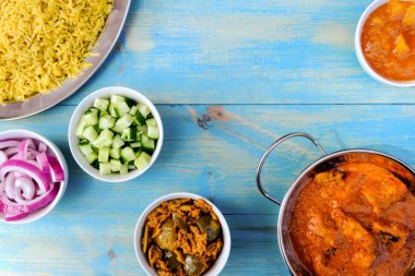 Hint Usulü Tereyağı Tavuk Köri ve Pirinç