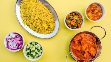 Hint Usulü Tereyağı Tavuk Köri ve Pirinç