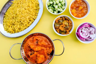 Hint Usulü Tereyağı Tavuk Köri ve Pirinç