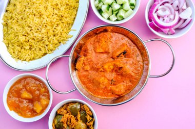 Hint Usulü Tereyağı Tavuk Köri ve Pirinç