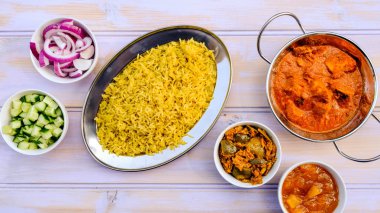 Hint Usulü Tereyağı Tavuk Köri ve Pirinç